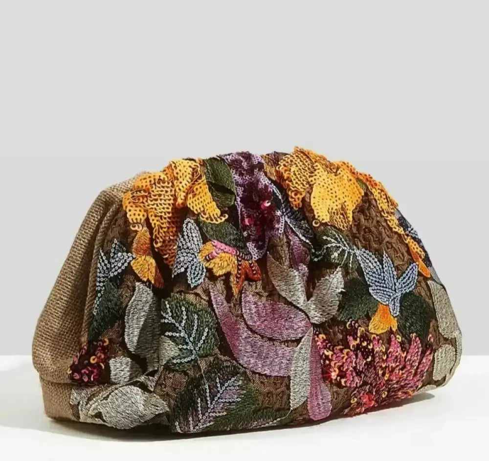 Bolsa feminina, Bolsa de mão, Elegante, Bordada à mão, Acessório refinado, Design exclusivo, Moda feminina, Detalhes artesanais, Sofisticação manual, Bolsa de alta costura.