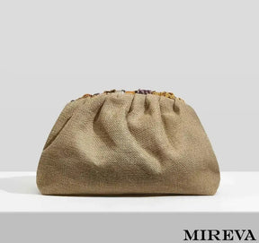 Bolsa feminina, Bolsa de mão, Elegante, Bordada à mão, Acessório refinado, Design exclusivo, Moda feminina, Detalhes artesanais, Sofisticação manual, Bolsa de alta costura.