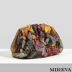 Bolsa feminina, Bolsa de mão, Elegante, Bordada à mão, Acessório refinado, Design exclusivo, Moda feminina, Detalhes artesanais, Sofisticação manual, Bolsa de alta costura.