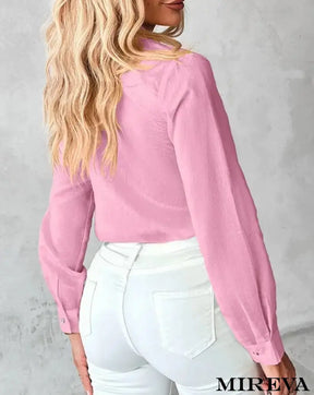 CAMISA FEMININA VERÃO, CAMISA LOJA MIREVA, Blusas retrô, Roupas femininas clássicas, Blusas de época, Moda retro feminina, Camisas elegantes, Coleção de camisas vintage, Blusas femininas atemporaisFEMININA COM STRASS, CAMISA FEMININA ESTILOSA,