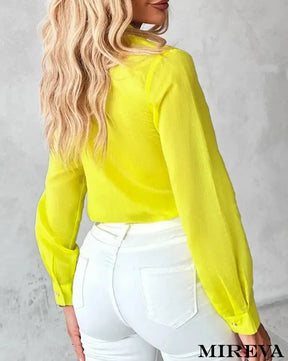 CAMISA FEMININA VERÃO, CAMISA LOJA MIREVA, Blusas retrô, Roupas femininas clássicas, Blusas de época, Moda retro feminina, Camisas elegantes, Coleção de camisas vintage, Blusas femininas atemporaisFEMININA COM STRASS, CAMISA FEMININA ESTILOSA,