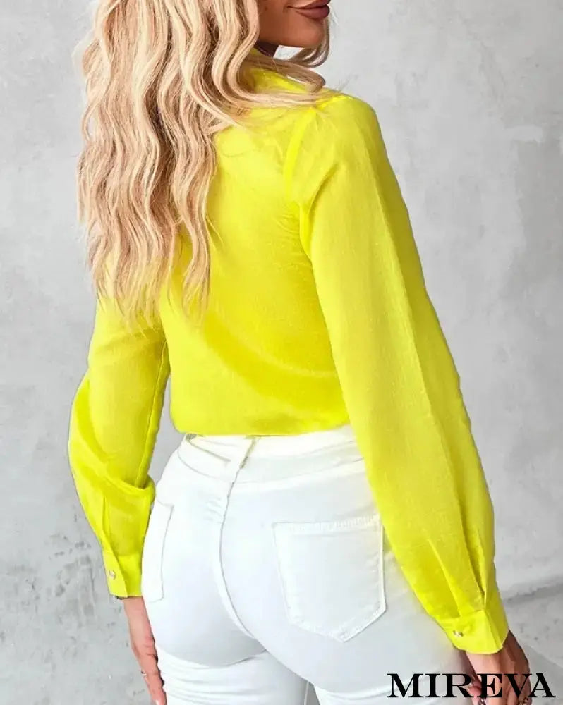 CAMISA FEMININA VERÃO, CAMISA LOJA MIREVA, Blusas retrô, Roupas femininas clássicas, Blusas de época, Moda retro feminina, Camisas elegantes, Coleção de camisas vintage, Blusas femininas atemporaisFEMININA COM STRASS, CAMISA FEMININA ESTILOSA,