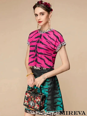Conjunto feminino, Saia e blusa, Moda feminina, Conjunto elegante, Look coordenado, Estilo contemporâneo, Combinação de saia e blusa, Conjunto fashion, Tendências de moda, Roupas coordenadas para mulheres
