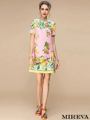 Vestido Curto Limões Luxuosos, Alta Costura, Vestidos Finos, Elegância, Luxo, Exclusividade, Sofisticação, Moda Premium, Design Majestoso, Detalhes Encantadores, Coleção de Gala, loja mireva, vestido curto, vestido curto verão, vestido com estampa de limões