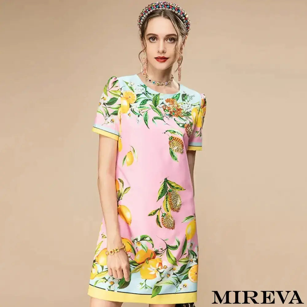 Vestido Curto Limões Luxuosos, Alta Costura, Vestidos Finos, Elegância, Luxo, Exclusividade, Sofisticação, Moda Premium, Design Majestoso, Detalhes Encantadores, Coleção de Gala, loja mireva, vestido curto, vestido curto verão, vestido com estampa de limões